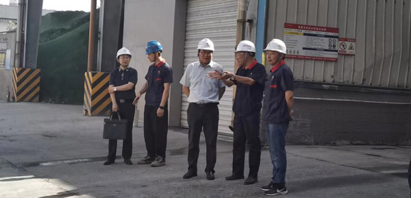 集團公司黨委委員、股份公司黨委書記、總經(jīng)理蔣培進到建材公司調(diào)研